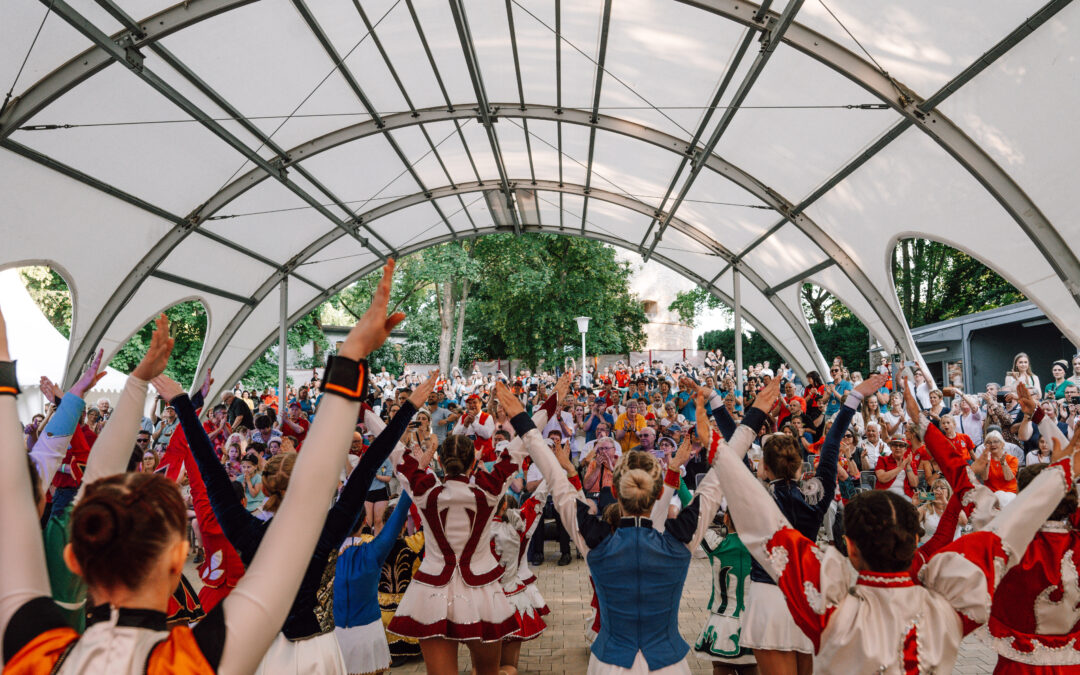 Gemeinsam für den Karneval: Die Thüringer Garde feiert Premiere bei der BDK-Meile in Erfurt